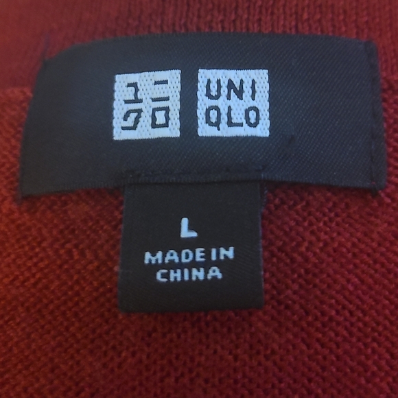 Uniqlo Men's 100% Wool Cranberry V-Neck Sweater Size L Classic Lightweight Knit - Picture 3 of 4